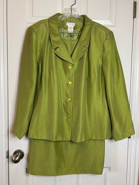Green Two-Piece Skirt Suit with Notch Collar